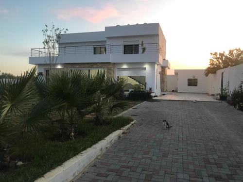 Sea View Villa, 5 min from Beach and City Center Chott Mariem