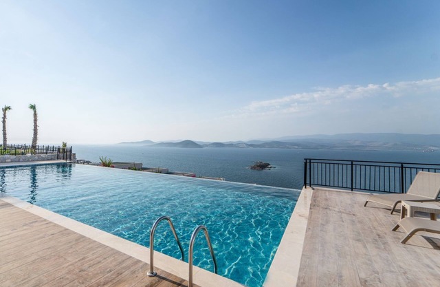 Sea View Villa w Garden, Balcony By Beach in Milas
