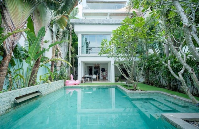 Sea view villa with 2 pools, office space and roof terrace