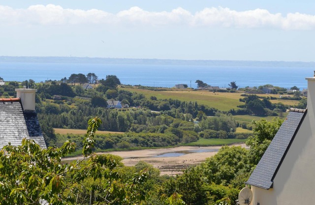 Sea view with terrace and garden for hiking, sailing, beach .