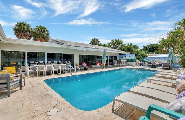 Seabreeze - 6BR, Pool, and Steps to Beach