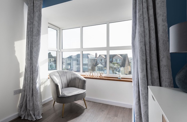 Seabreeze Newquay 2 min walk to beach, private parking on a quiet road