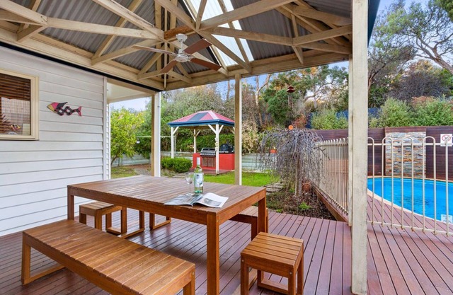 Seachange @ Rye, beach house with pool and games room