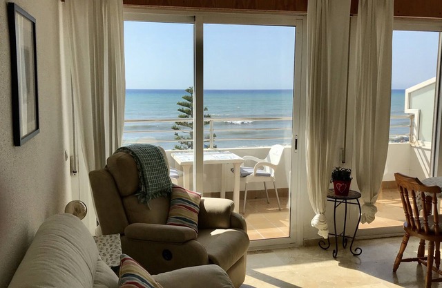 Seafront apartment in stunning position