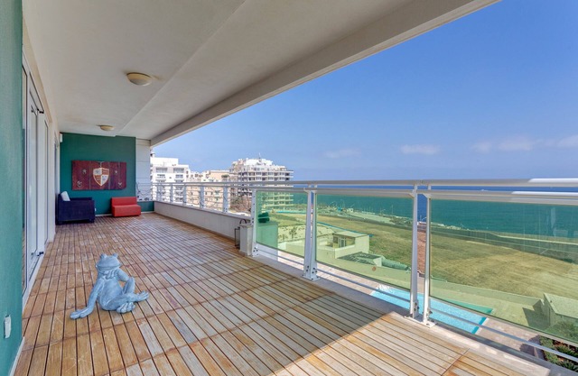 Seafront Apartment with Pool, Upmarket Complex