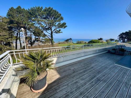 Seafront flat with indoor pool with stunning views