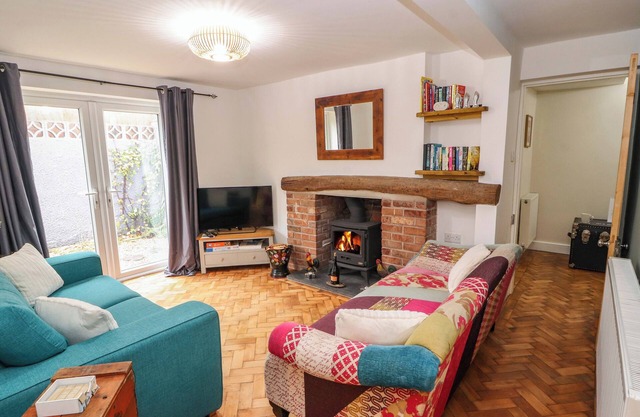 SEAHAVEN, pet friendly, character holiday cottage in Allonby