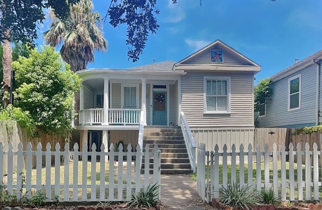 Sealy Cottage | Minutes from Beach