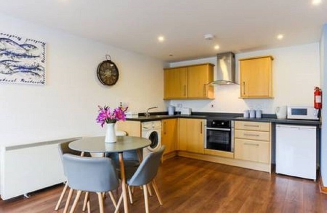 Seashell. 2 minutes walk to beach, parking, on quiet road