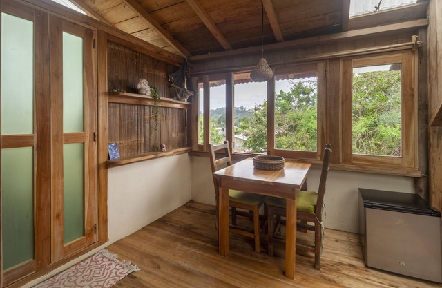 Seaside Apartment ☀ Watch the Surf, Walk to Town