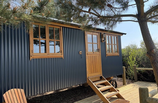 Seaside Bliss: Cosy Shepherd Hut with fire place, 10 mins from the beach