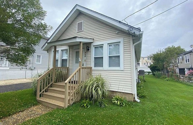 Seaside Retreat Cottage has been totally renovated and lots of backyard space!