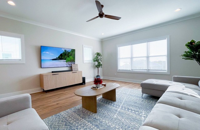Seaside Splendor! Rooftop Views, 3 Minute Walk to Beach