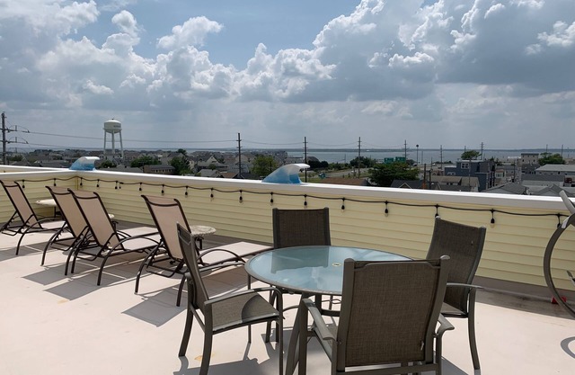 Seaside Townhouse, 4BD, 4 Bath, Rooftop deck with ocean/bay views, walk to beach