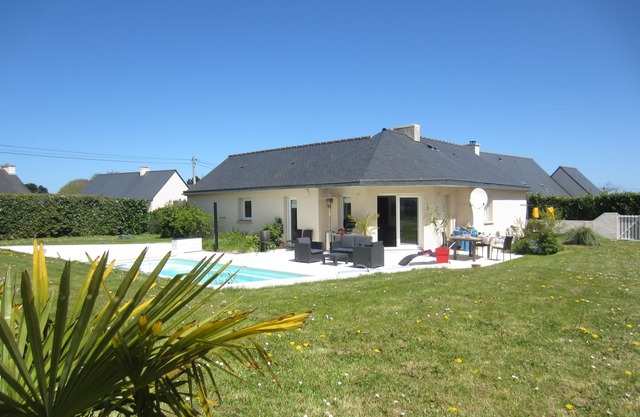 Seaside villa with heated swimming pool, beach 15 minutes walk away, very quiet.