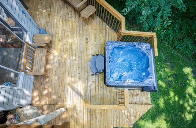 Seasonal Lake Views/HotTub/Movie Room! Cozy! Forest Vibes! Sunroom, Decks, Grill