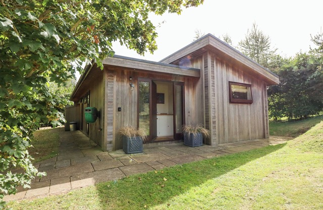 SEATON, pet friendly, character holiday cottage in Exton, Rutland