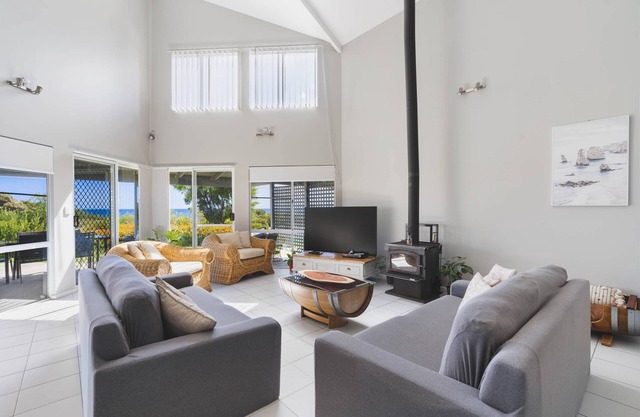 Seaview Beach House by Peppy Beach Retreats® (10 Adults), Beach House