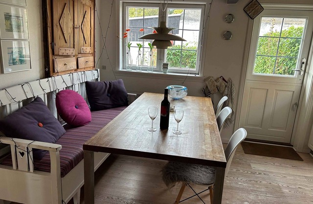 Seaview cottage in cozy Årsdale