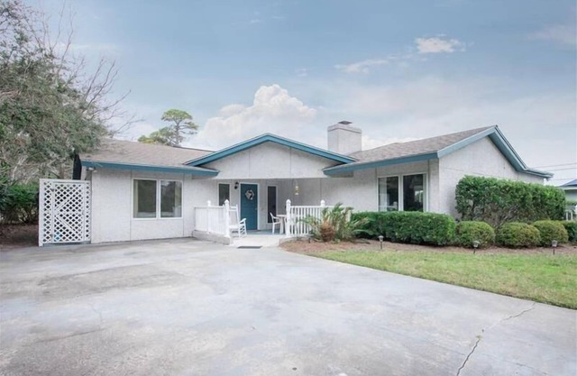 Seaview Cottage - lovely home just steps away from the beach