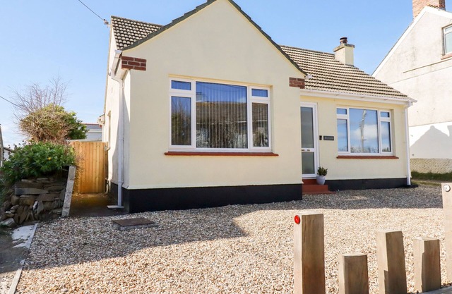 SEAWYNDS, pet friendly, character holiday cottage in Crantock