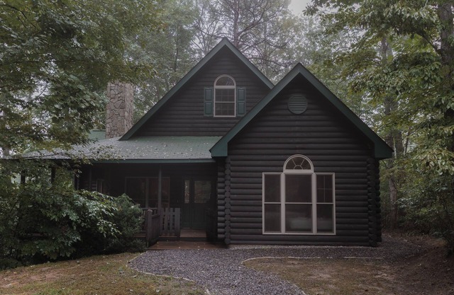 Secluded Cabin Getaway – Views, Hot Tub, Pets