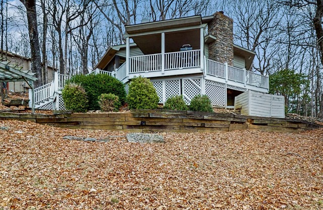 Secluded dog-friendly cabin with on-site golf, pool, wrap around deck & W/D