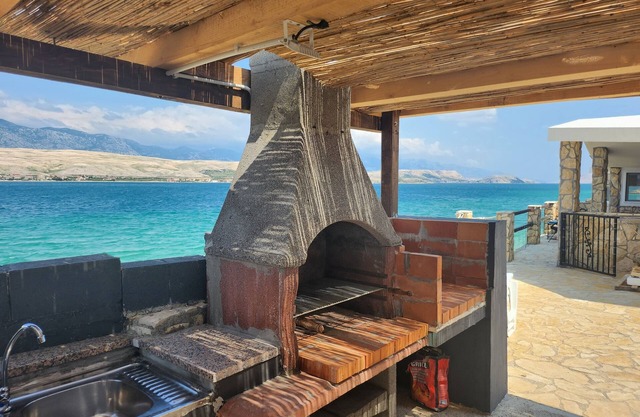 Secluded fisherman's cottage Cove Prnjica, Pag (K-12620)