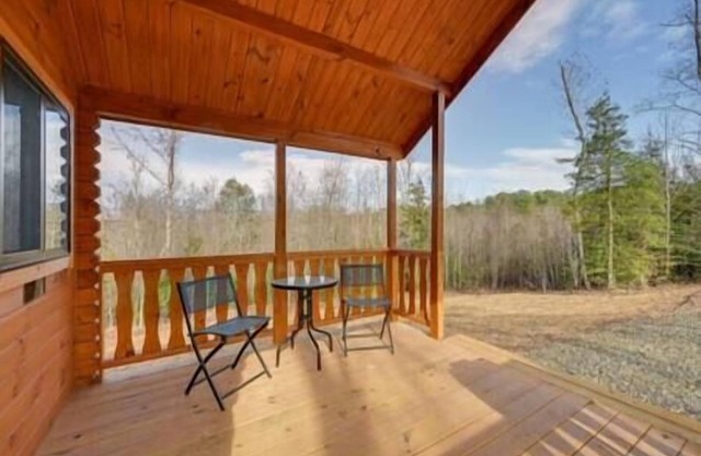 Secluded hillside cabin with mountain views!