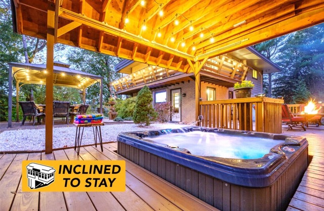 Secluded Hilltop Hideaway~Hot Tub~Two Living Rooms