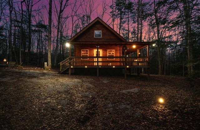 Secluded Honeymoon Cabin-Hot tub
