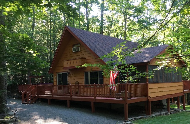 Secluded Lake Wallenpaupack Wood Cabin Getaway