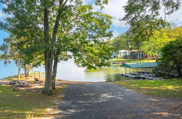 Secluded Lakefront Retreat 30 min to DT Nashville