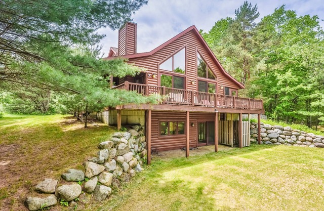 Secluded lakefront cabin with deck, dock, fireplace, kayak, canoe, & WiFi
