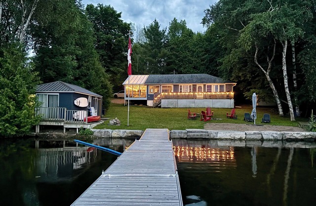 Secluded Lakeside 3BR Cottage, Paddleboards, Canoe, FirePit