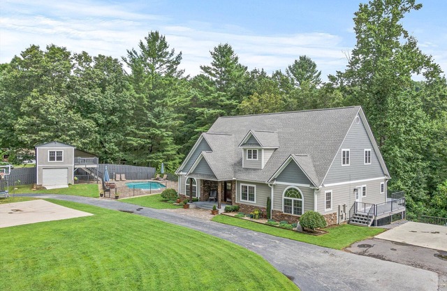 Secluded Luxury Home with Pool and Hot Tub in Asheville * 15 min to Downtown!