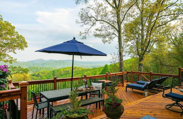 Secluded Mountaintop Luxury Estate-Spectacular Views-Fire Pit-Jacuzzi-Ping Pong