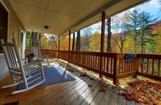 Secluded, Mtn House w/Mtn views, Creek Sounds, and hot tub