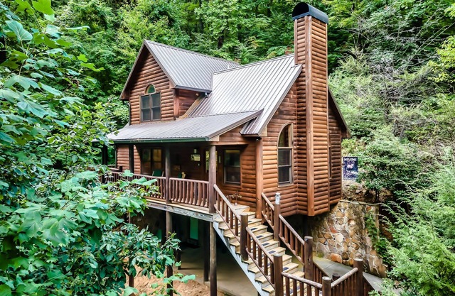 🌞SECLUDED PARADISE🌞 New HOT TUB! Close to GSM/PF/GB🌲