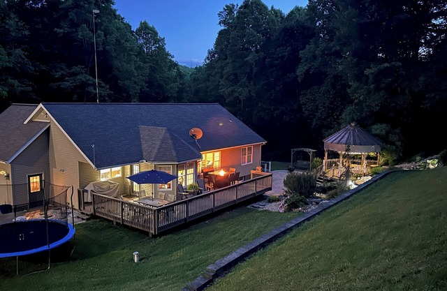 Secluded peaceful family home! Large deck, patio, waterfalls, koi pond, hot tub!