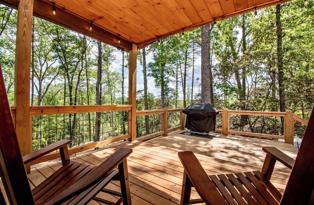 Secluded, Peaceful Mountain Cabin-Great Views, Hot Tub, Fire Pit, Pet Friendly