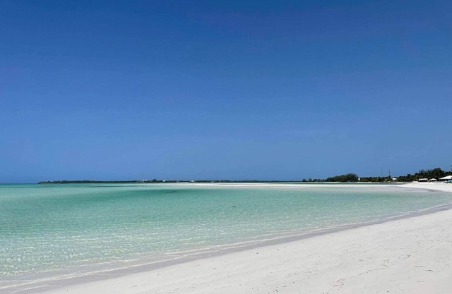 Secluded, Spacious Beachfront Villa w/Stunning Views throughout, Kayaks & SUP