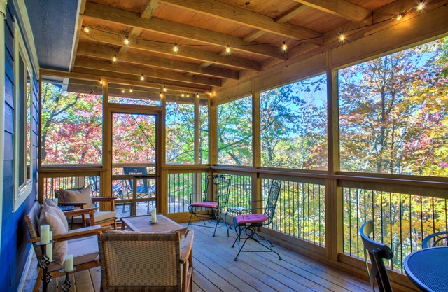 Secluded Treehouse w/Hot Tub + Biltmore Pass | Pet-Friendly Forest Escape