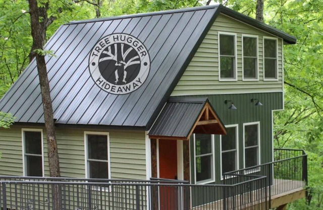 Secluded Treehouse in the Woods 10 minutes to Landing & SDC!