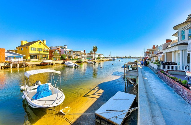 Second-Floor Waterfront Duplex w/Shared Waterfront Patio & Gas Grill - Dogs OK