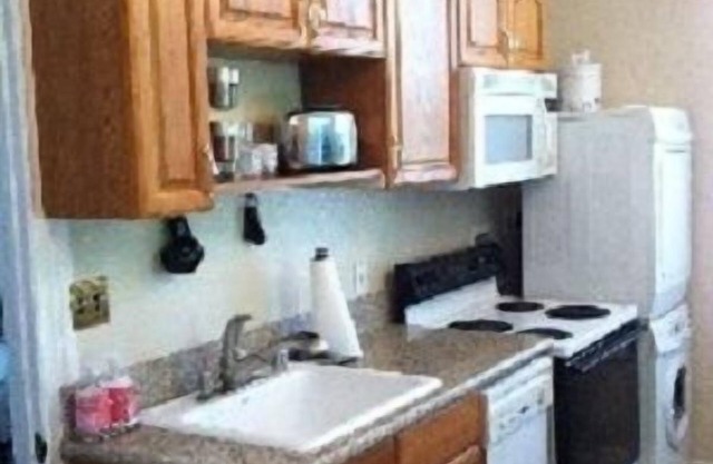 SECURITY, PRIVACY, YARD and PARKING; (4 miles to the Convention center)