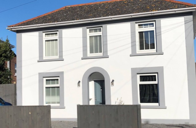Self catering flat, parking, 4 min walk to beach, 3 min shops. Ferry discount.