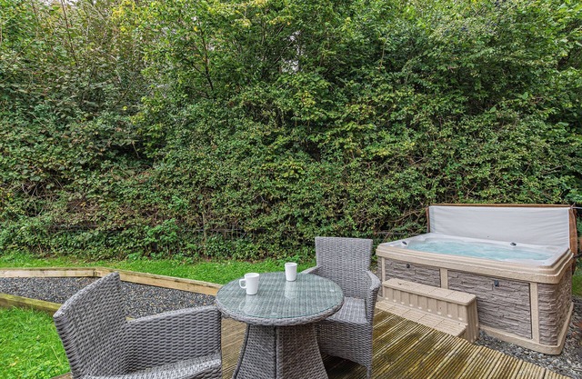 Semi-detached deluxe lodge offering the perfect romantic retreat.