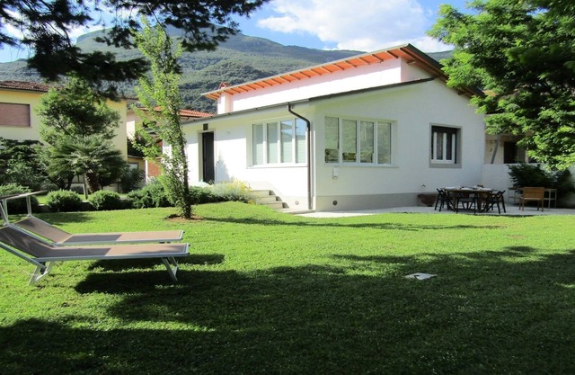 Semi-detached house with beautiful private garden located in Camaiore !