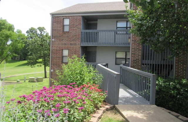 SENIORS LOVE THIS WALK-IN! WALK IN SHOWER KING BEDS RECLINERS TALL TOILETS